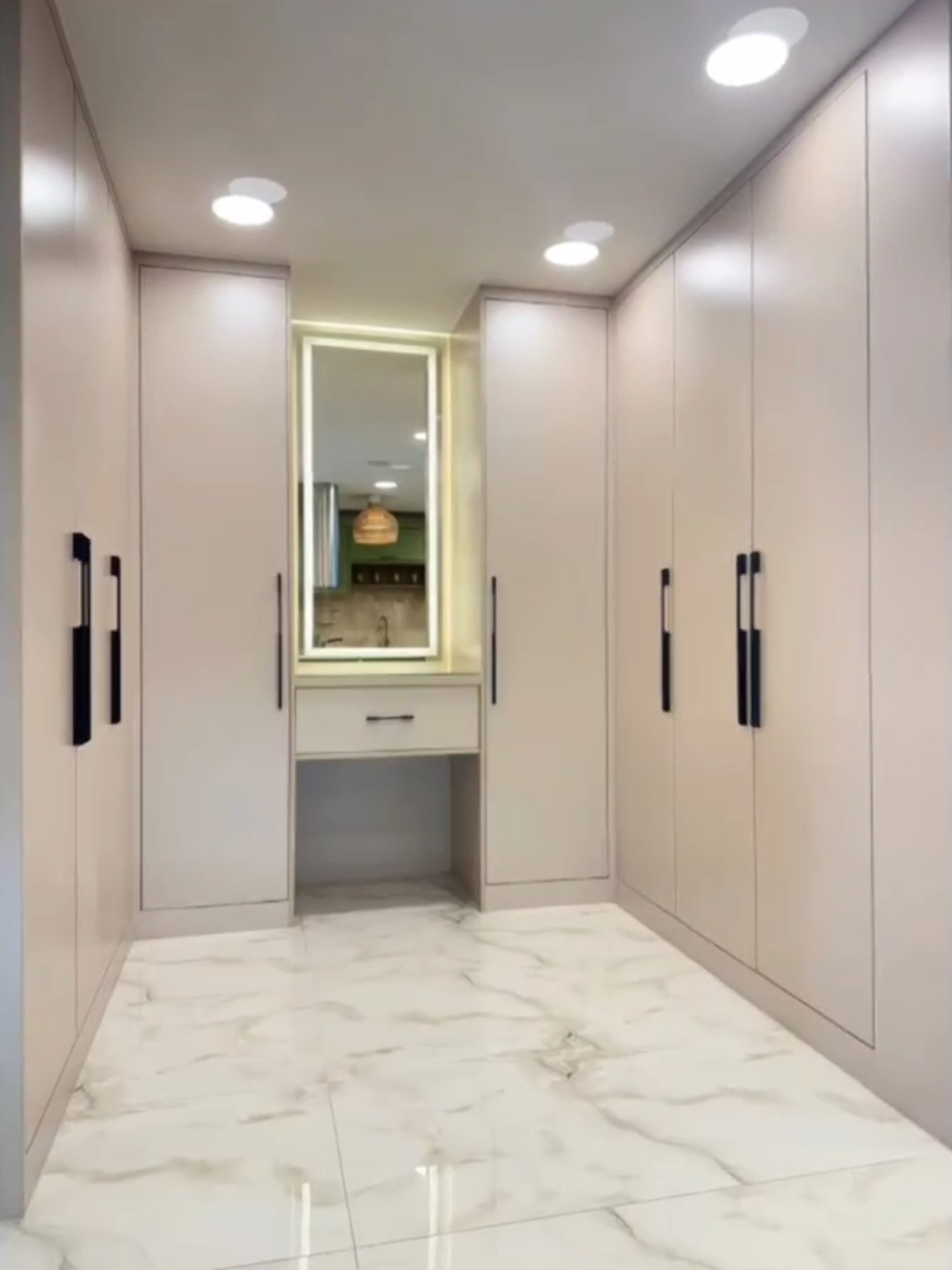 خزانة ملابس فاخرة